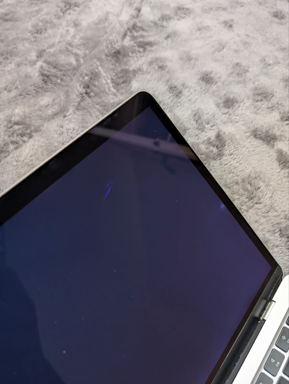 MacBook M1 рабочий с нюансами по клавише и экрану 3