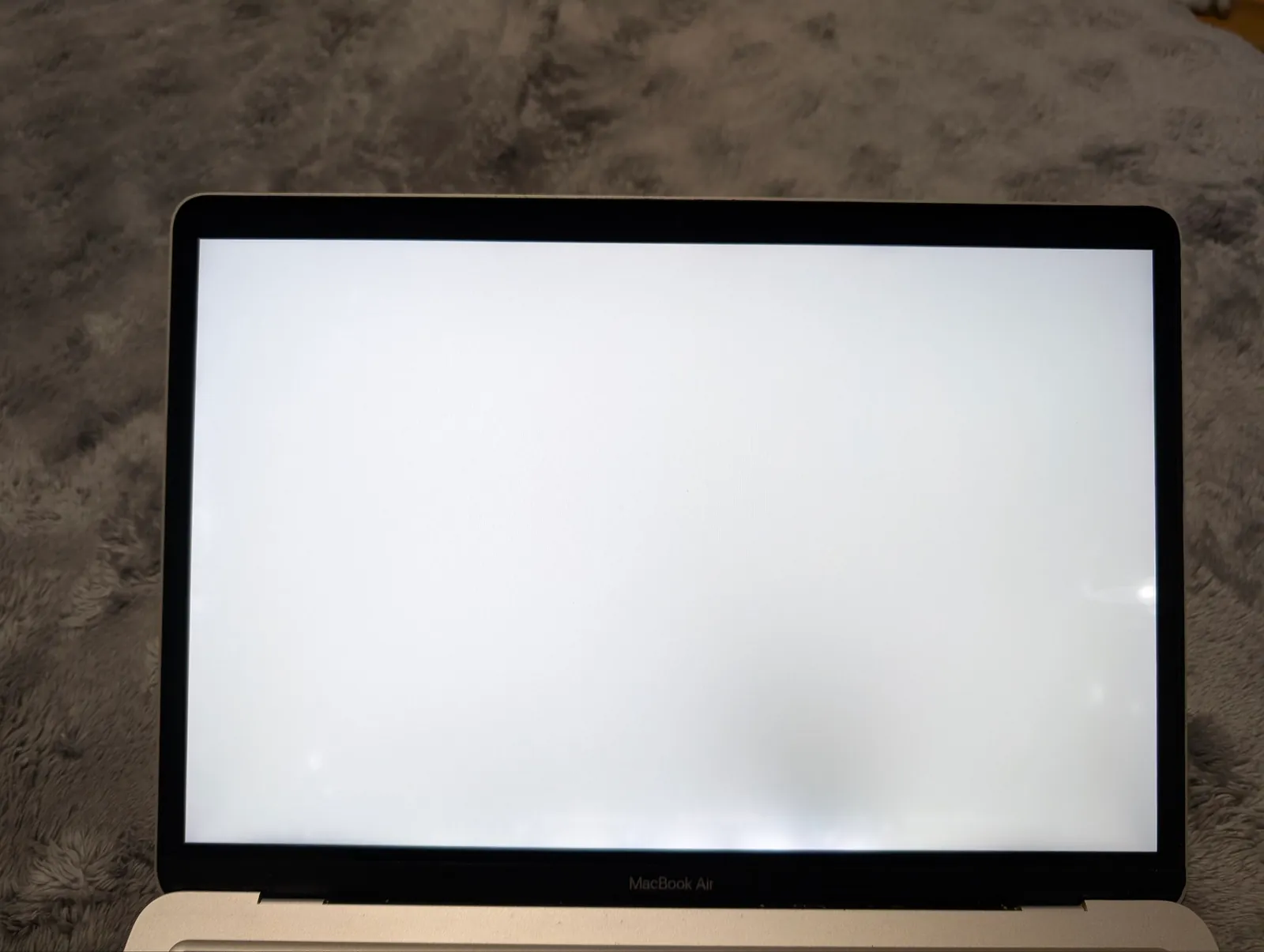 MacBook M1 рабочий с нюансами по клавише и экрану 4