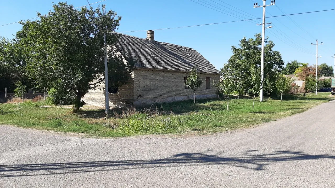 Участок 18 аров с домом под снос Turija 3 млн дин 2