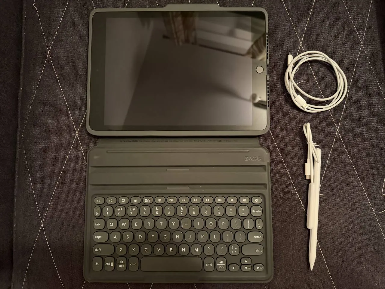 iPad 9 с чехлом-клавиатурой и pencil 1