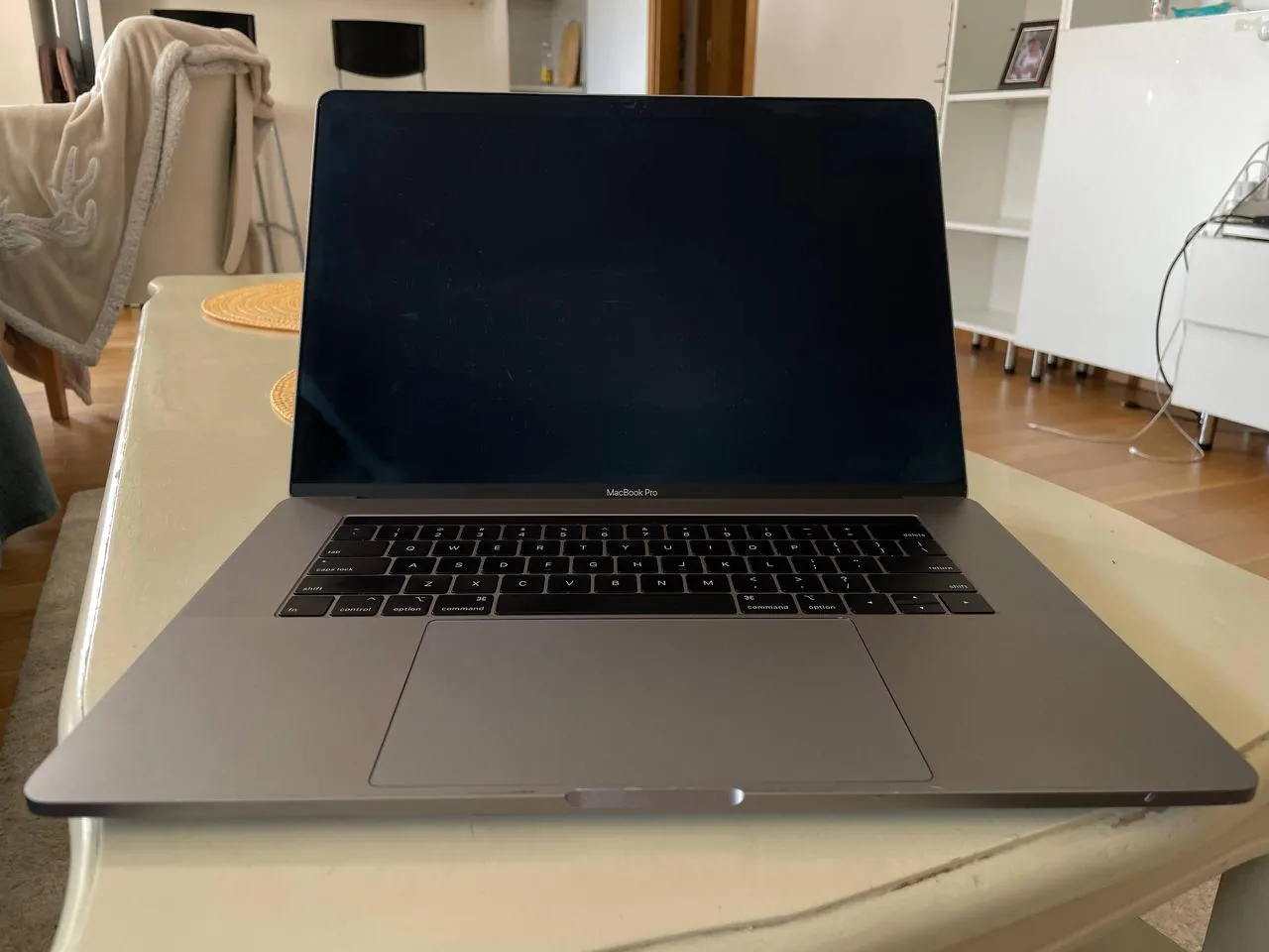 MacBook Pro 15 2018 i7 16GB 256GB SSD 5