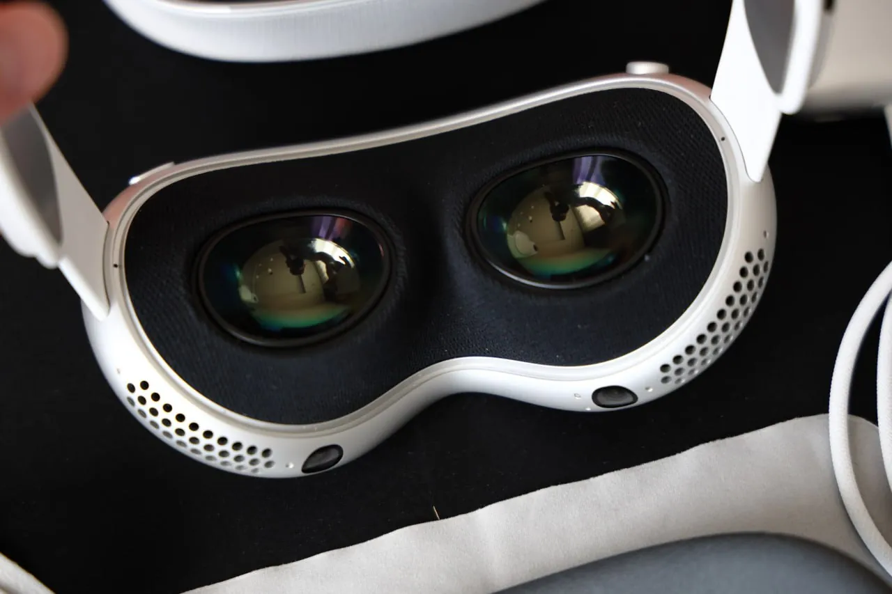 Apple Vision Pro M2 512 GB с контроллерами 2