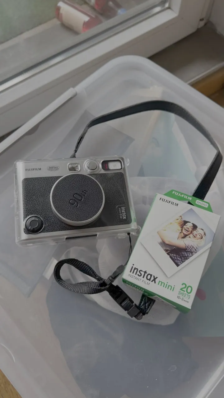 Фотоаппарат Fujifilm Instax Mini Evo с картриджами 1