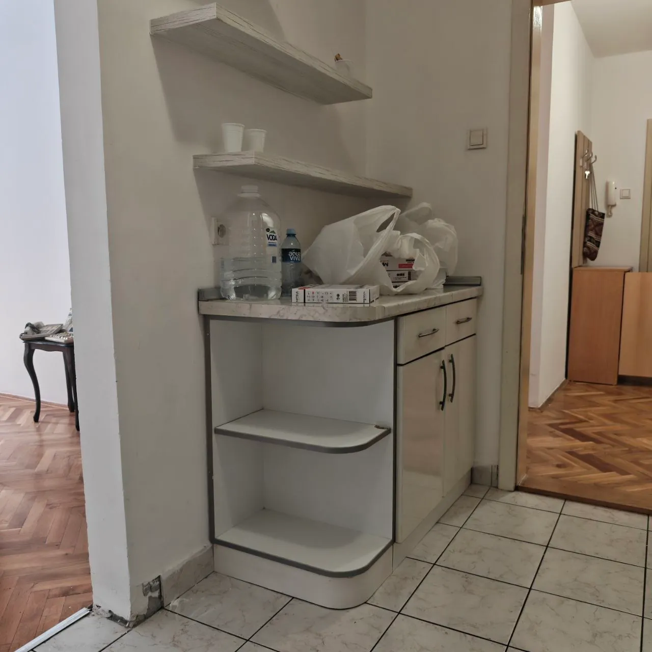 Стол и часть кухонного гарнитура 3