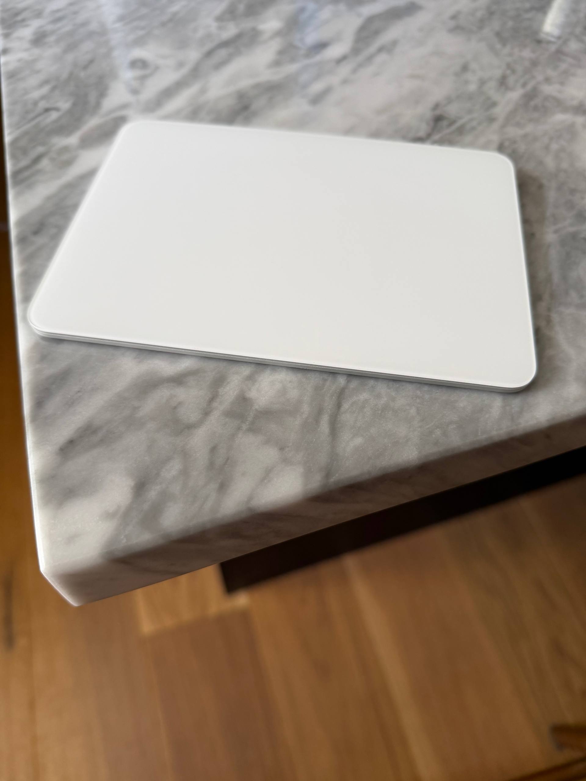 Apple Magic Trackpad Lightning 1