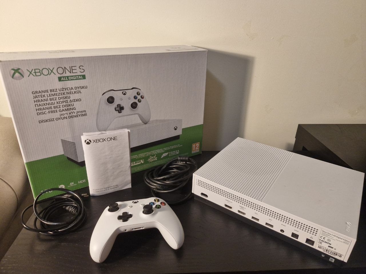 Xbox One S 1TB с геймпадом 2