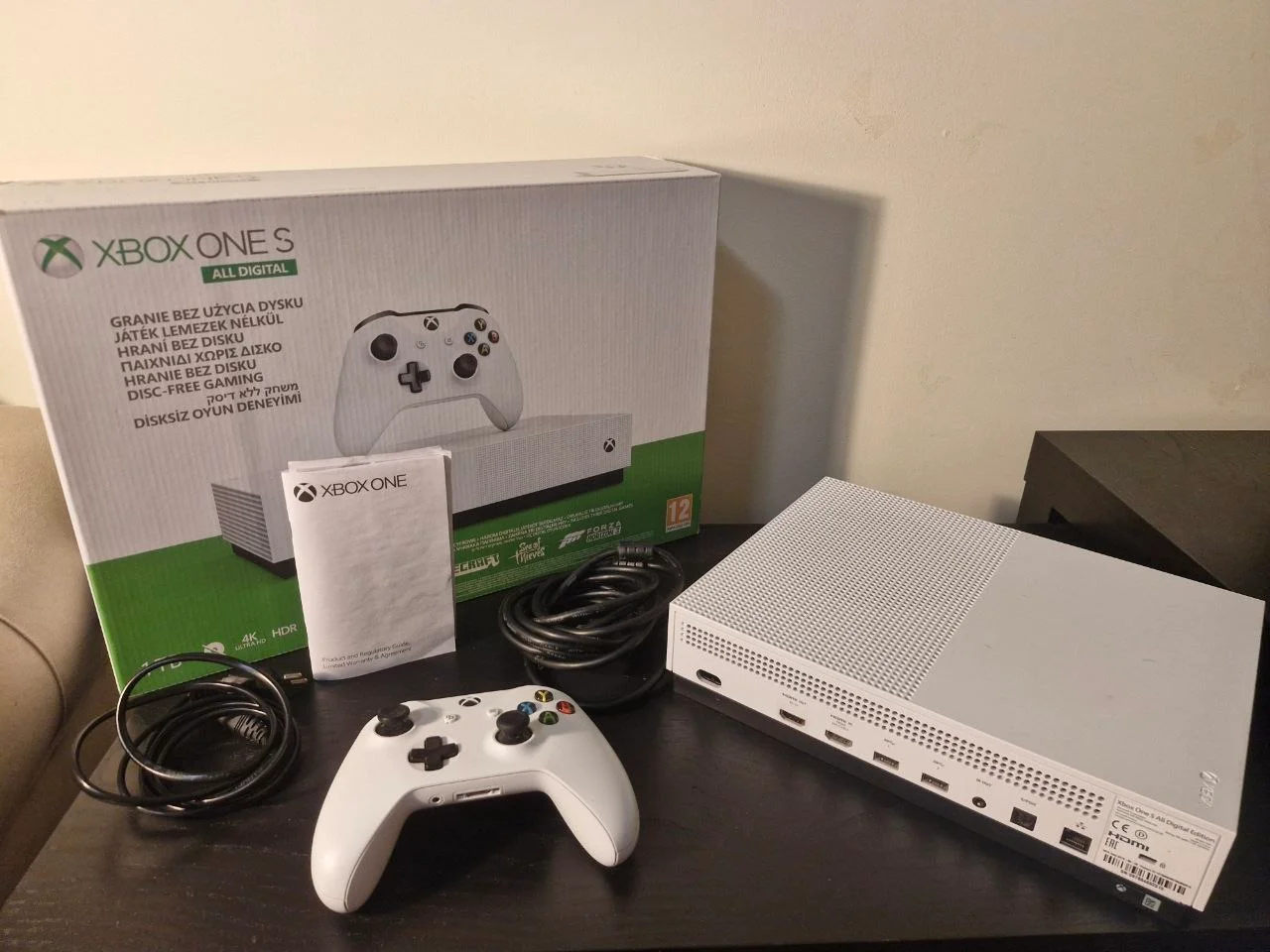 Xbox One S 1TB с геймпадом 2