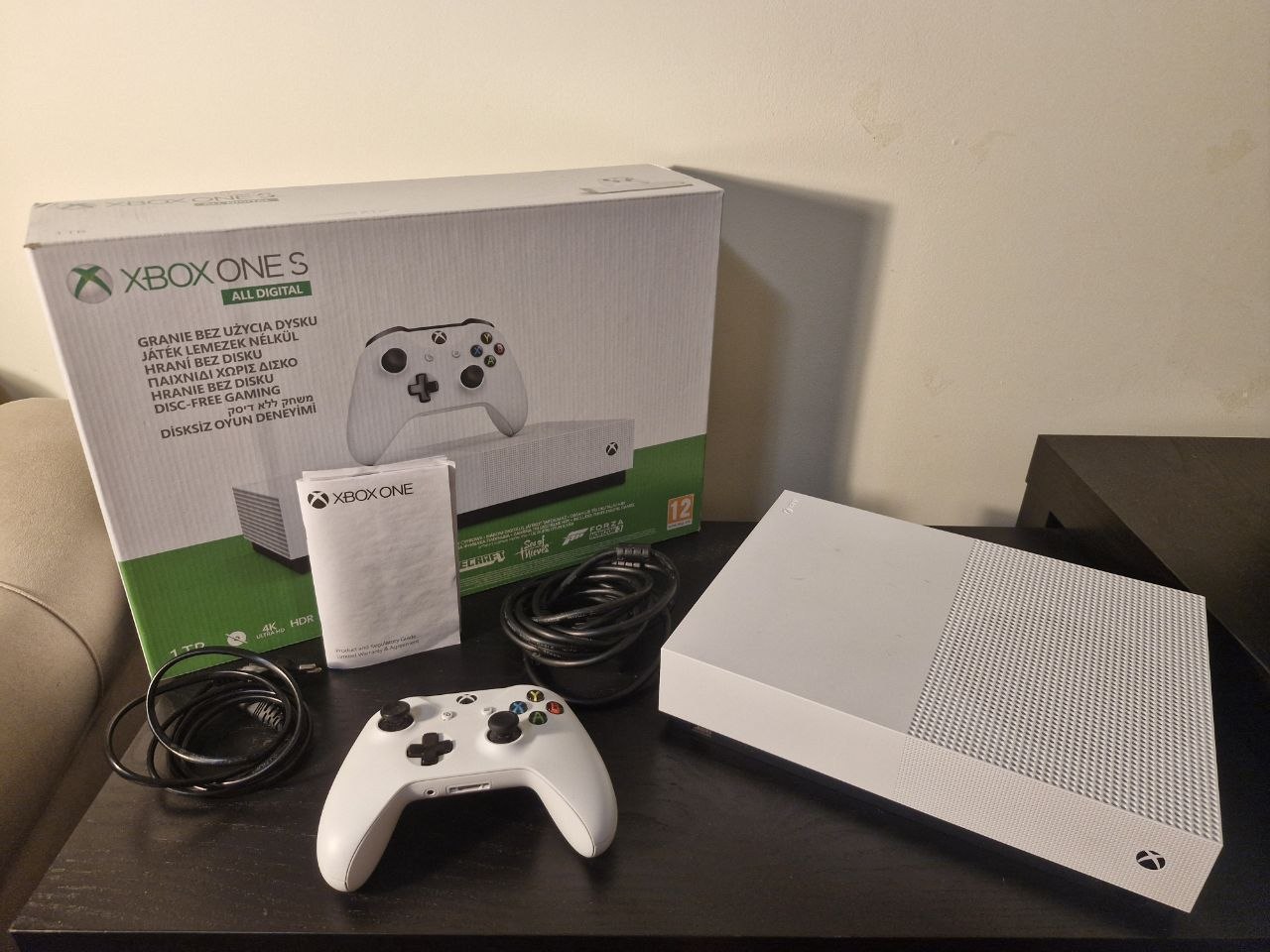 Xbox One S 1TB с геймпадом 1