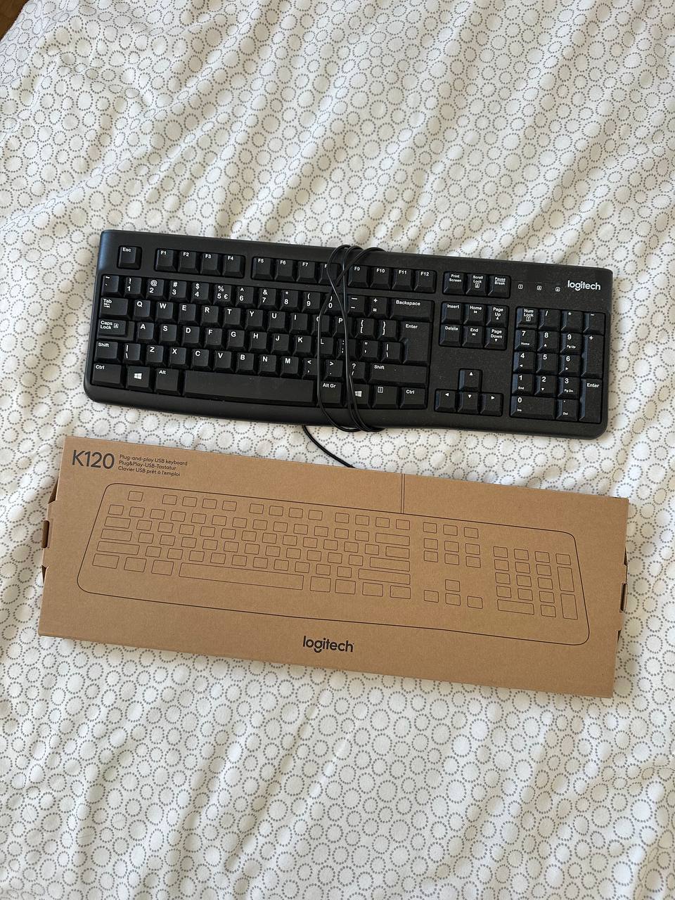 Наушники Sony, кабели и клавиатуры Logitech 1