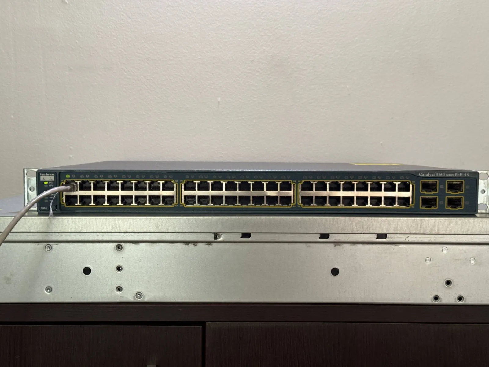 Cisco Catalyst WS-C3560-48PS-S коммутатор 1