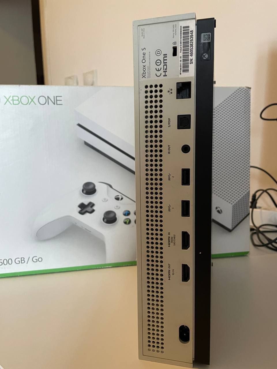 Xbox One S 500GB с геймпадом 2