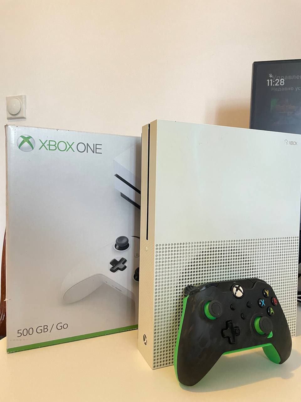 Xbox One S 500GB с геймпадом 1