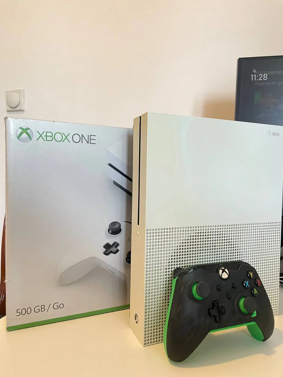 Xbox One S 500GB с геймпадом 1