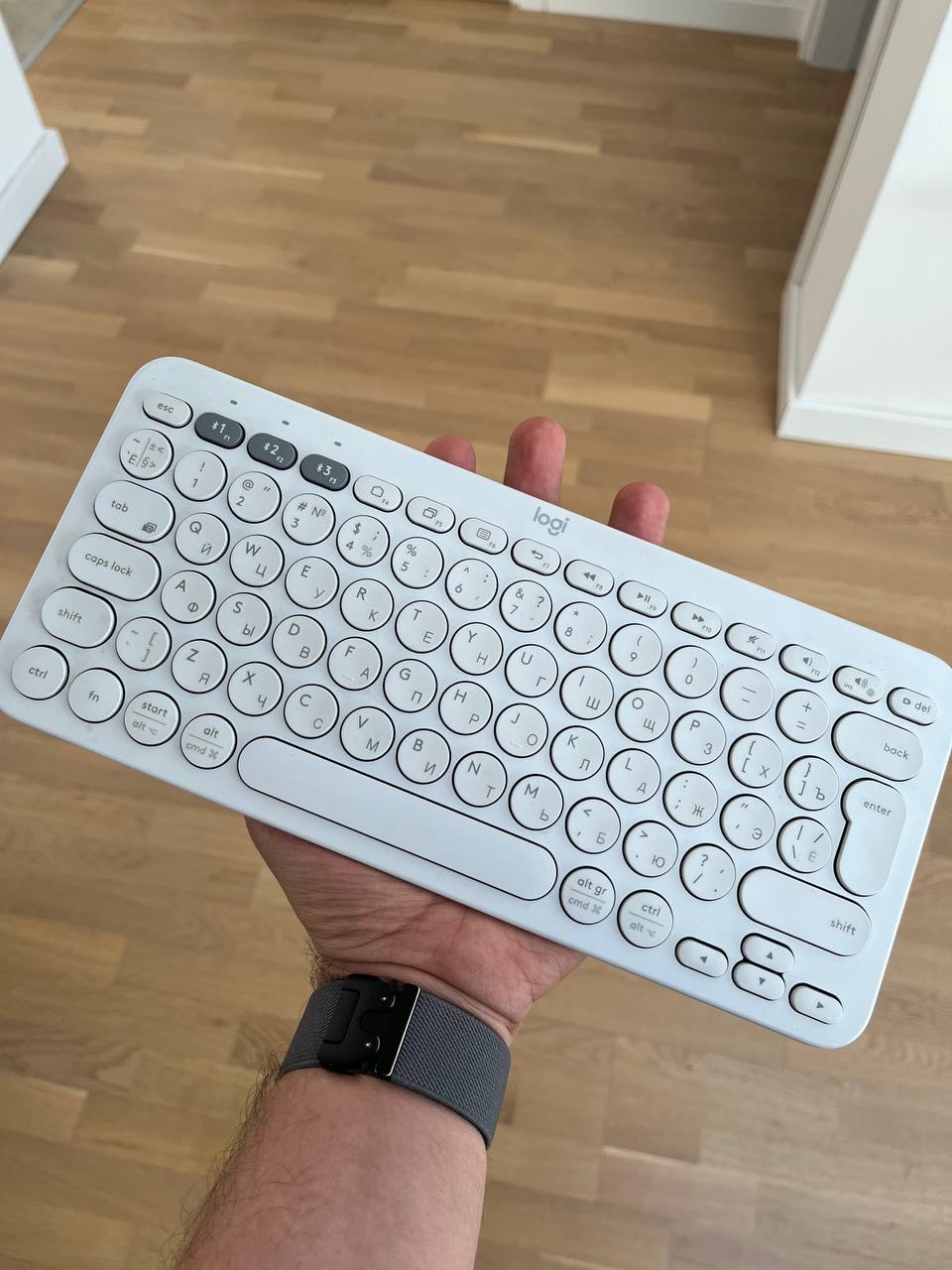 Bluetooth клавиатура Logitech K380 1