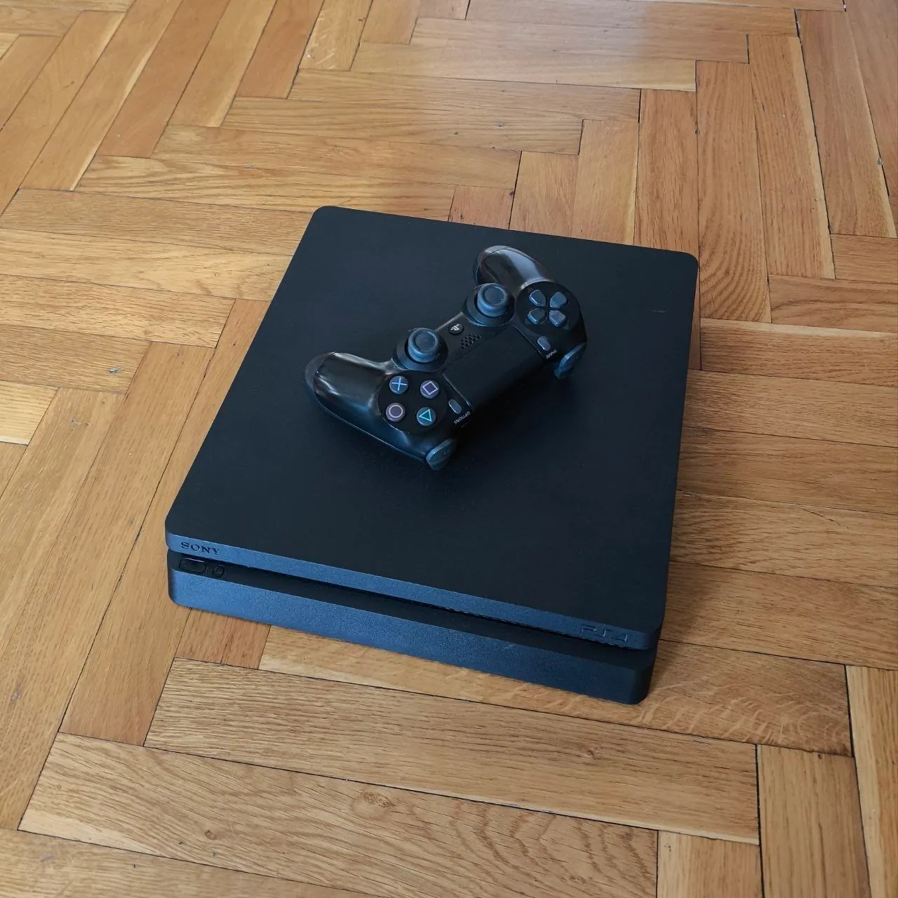 PlayStation 4 Slim 500 ГБ с геймпадом и игрой 1