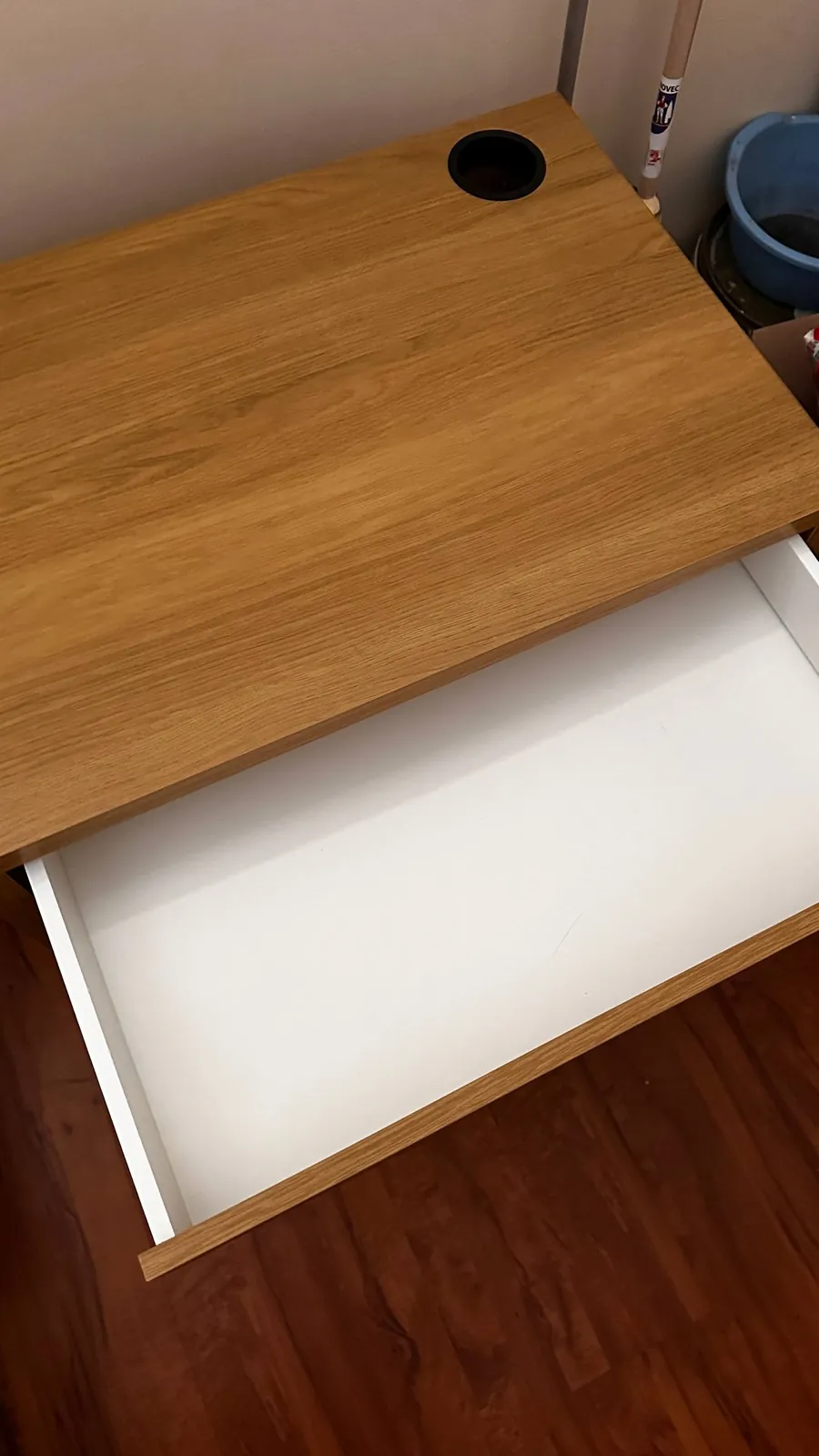 Лот офисной мебели стол IKEA MICKE стулья JYSK стол AABENRAA 2