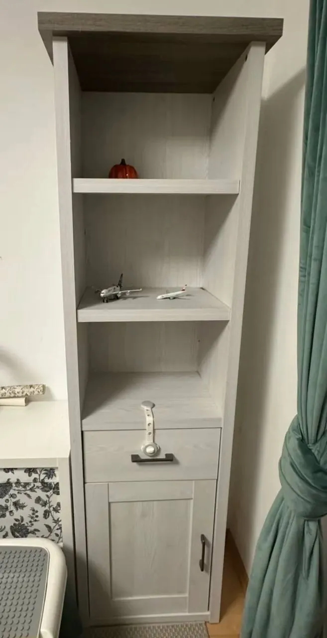 Мебель и техника IKEA: микроволновка, стеллажи, кресло, комод 8