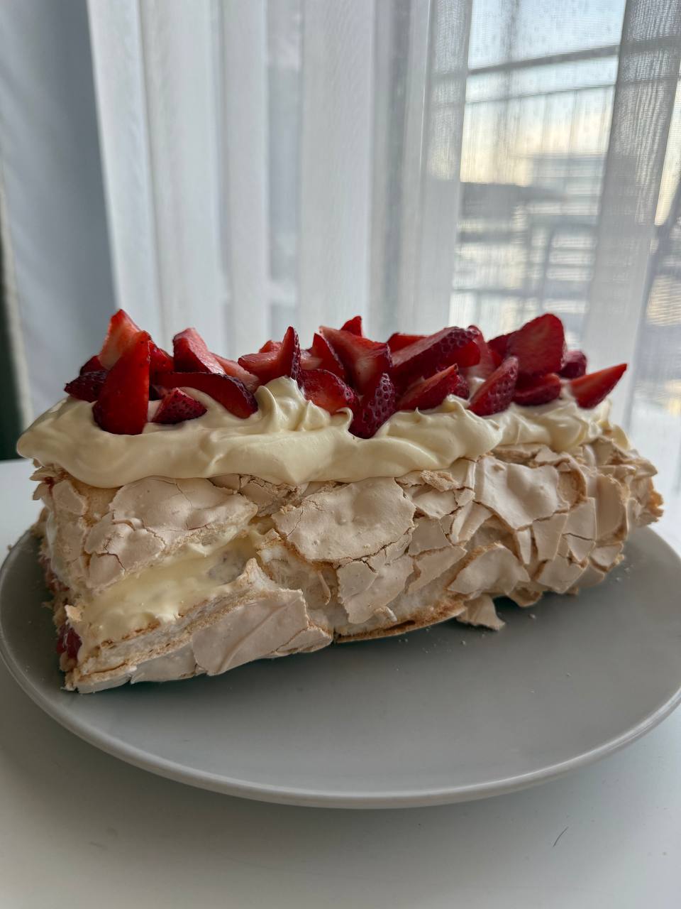 Меренговый рулет с клубникой 1