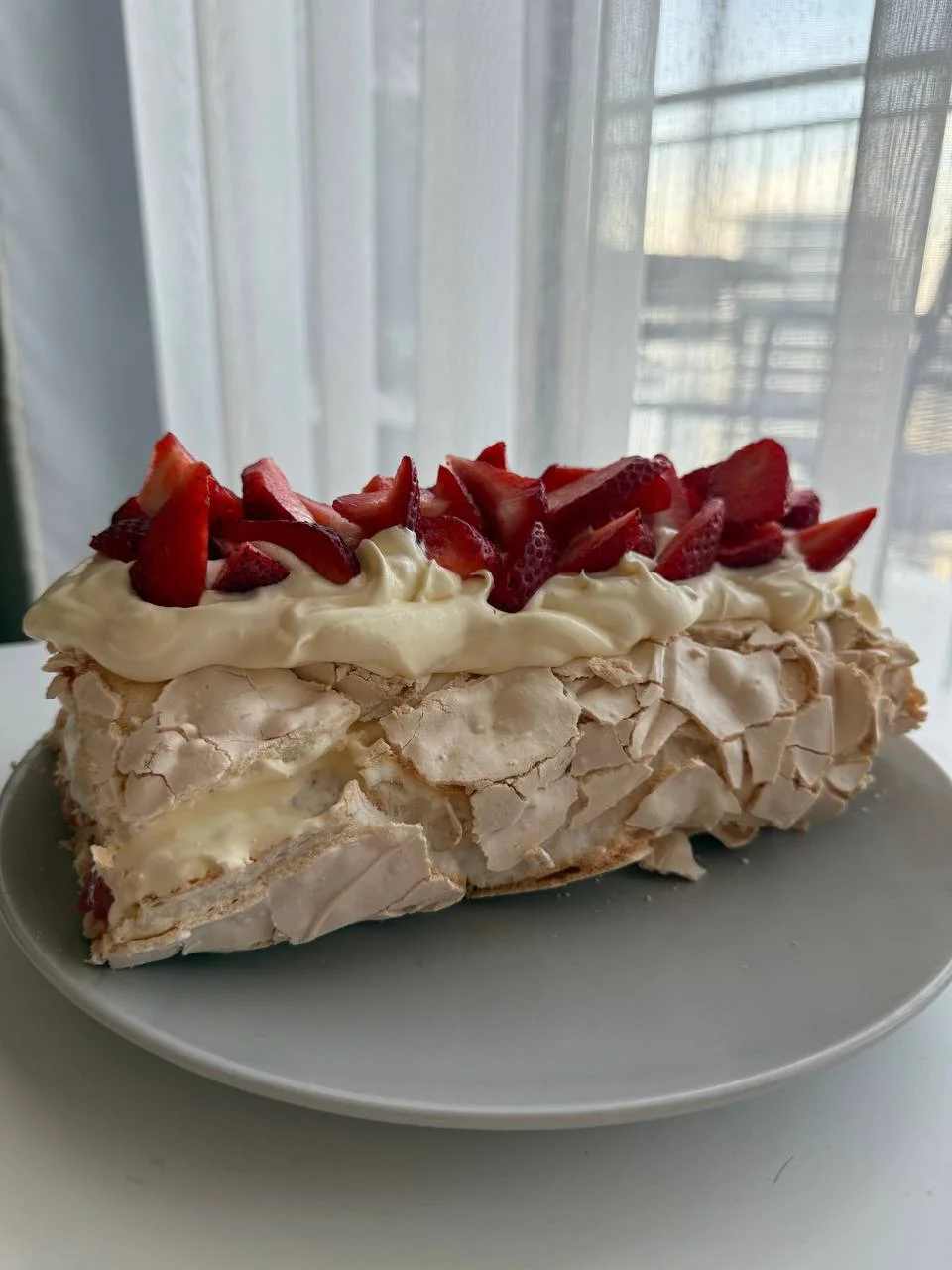 Меренговый рулет с клубникой 1