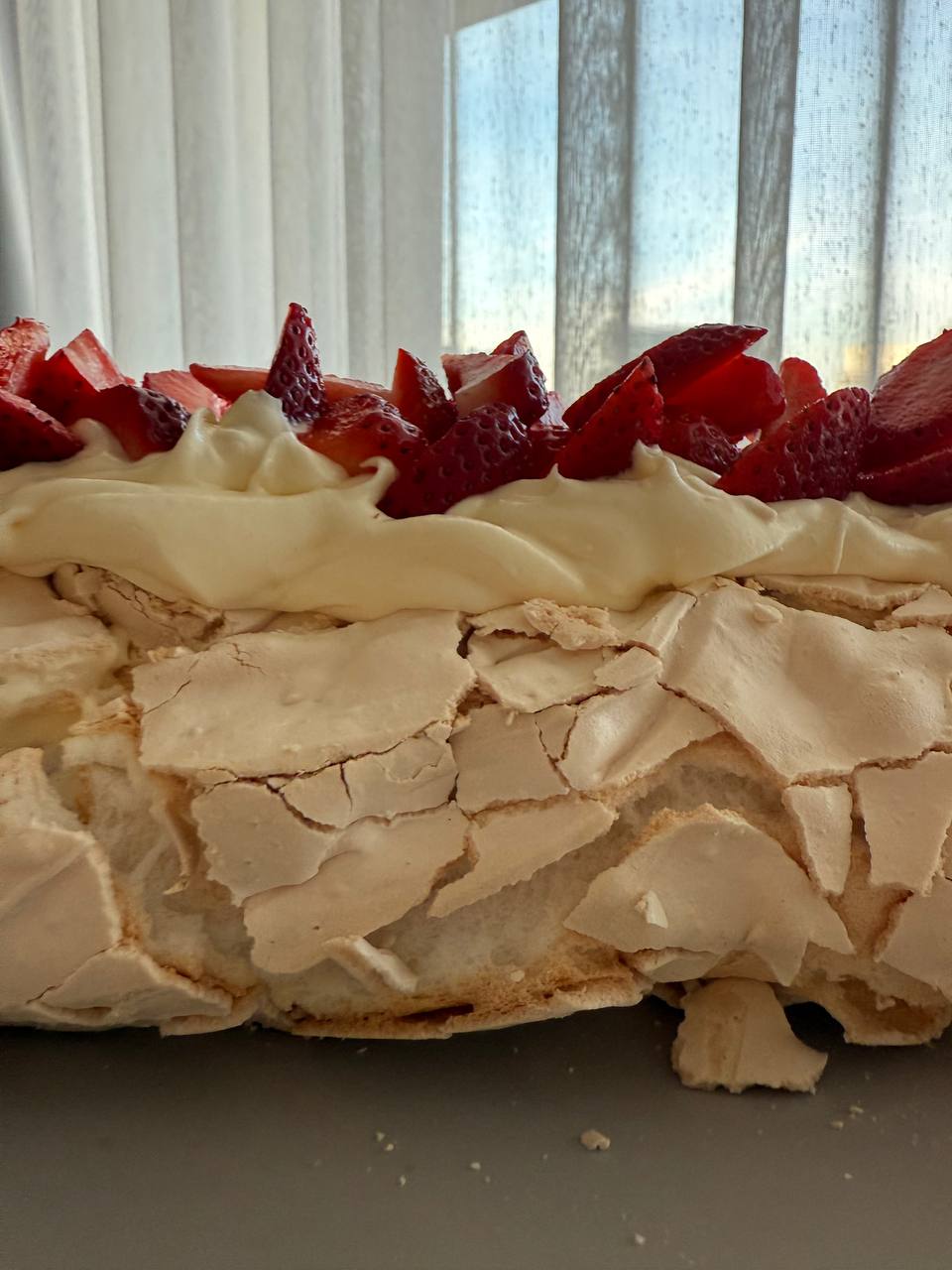 Меренговый рулет с клубникой 5