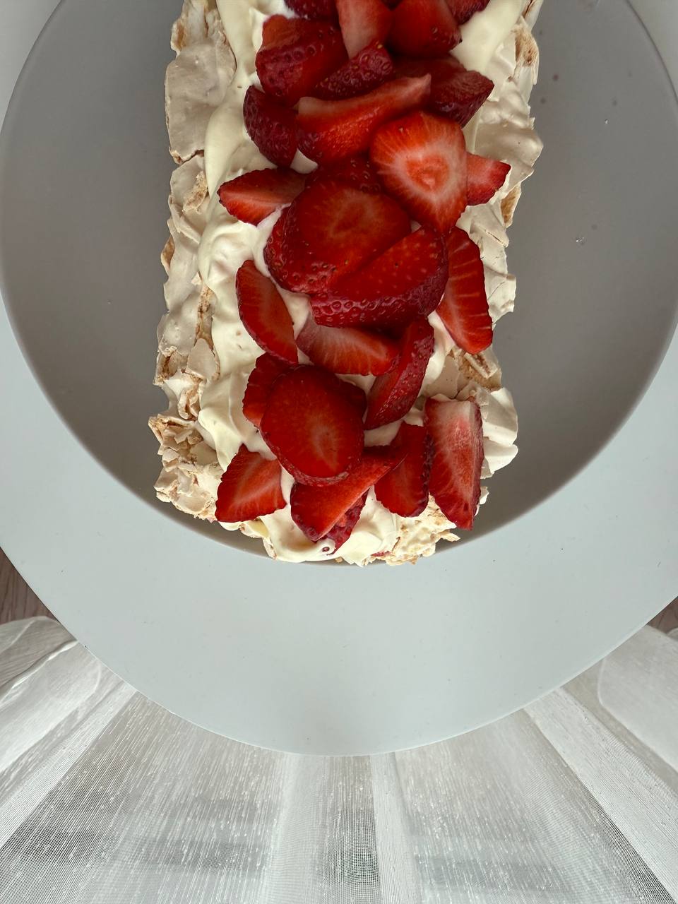 Меренговый рулет с клубникой 6