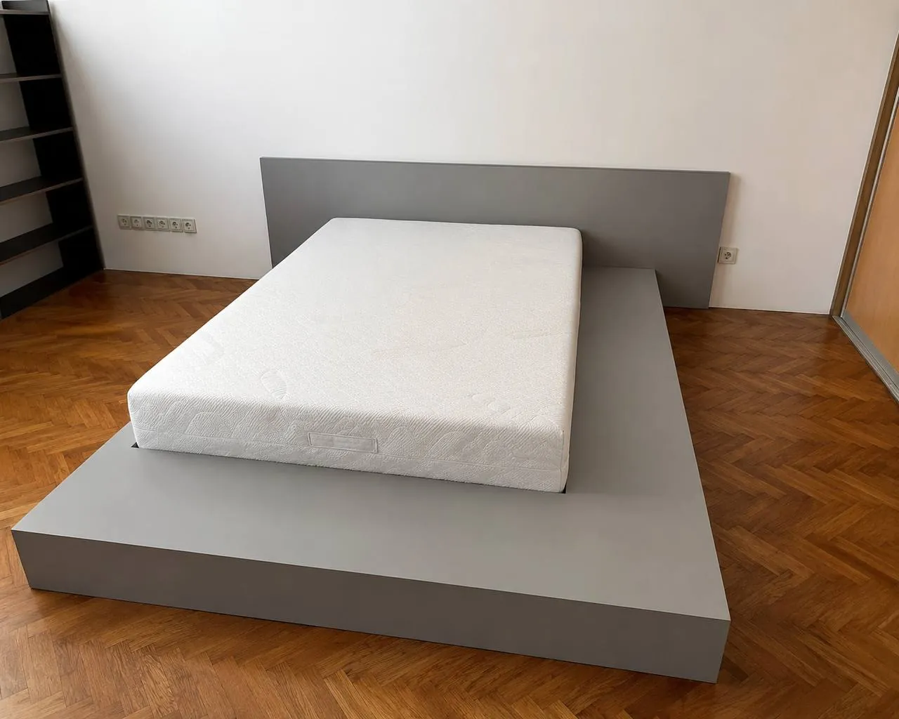 Кровать со спинкой и новым матрасом 140×190 Вождовац 1