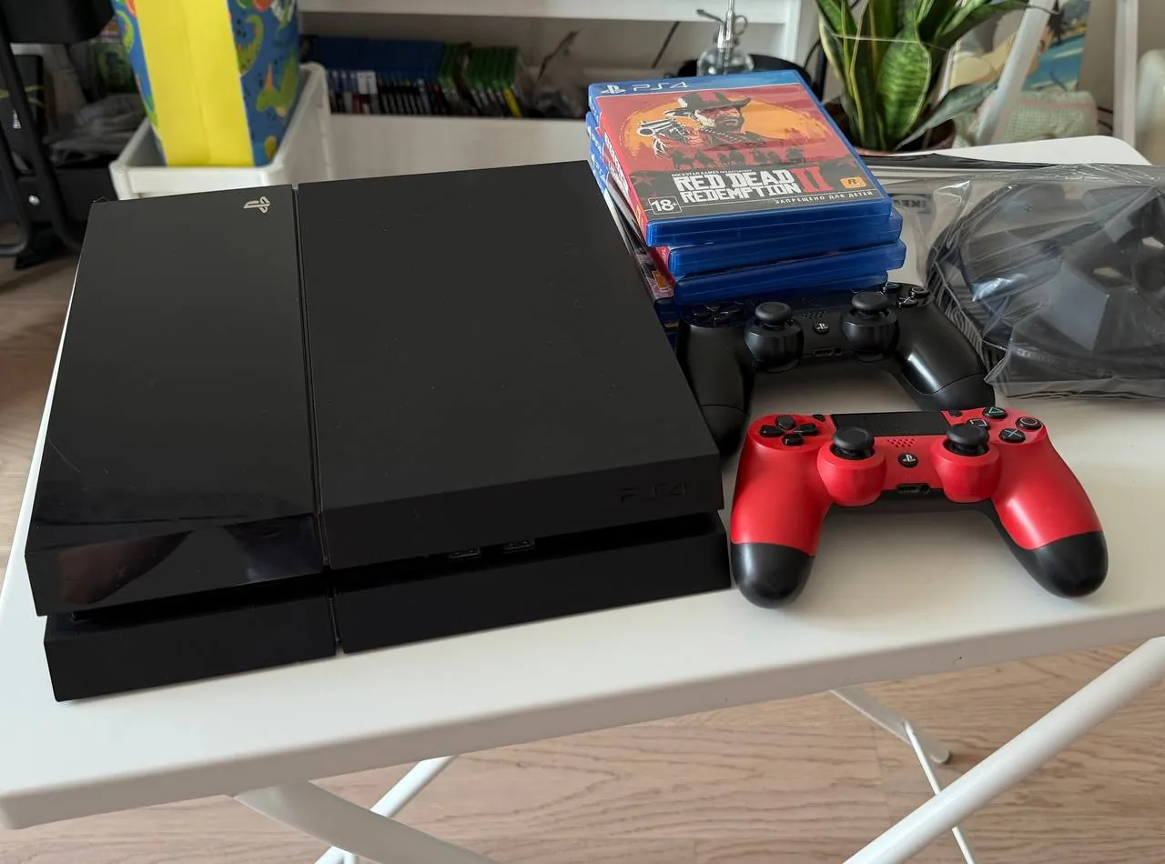 PlayStation 4 Fat 500 ГБ два джойстика пять дисков 2