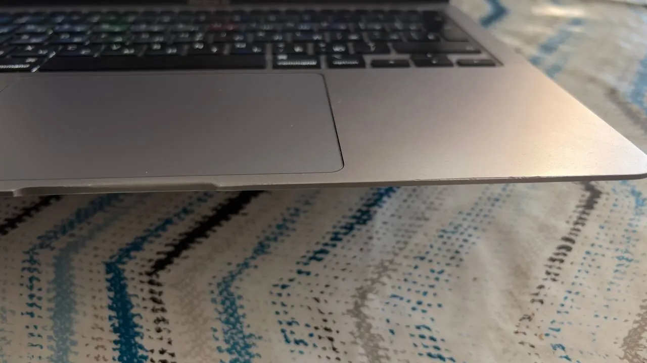 MacBook Air 13 M1 с зарядкой Белград 3