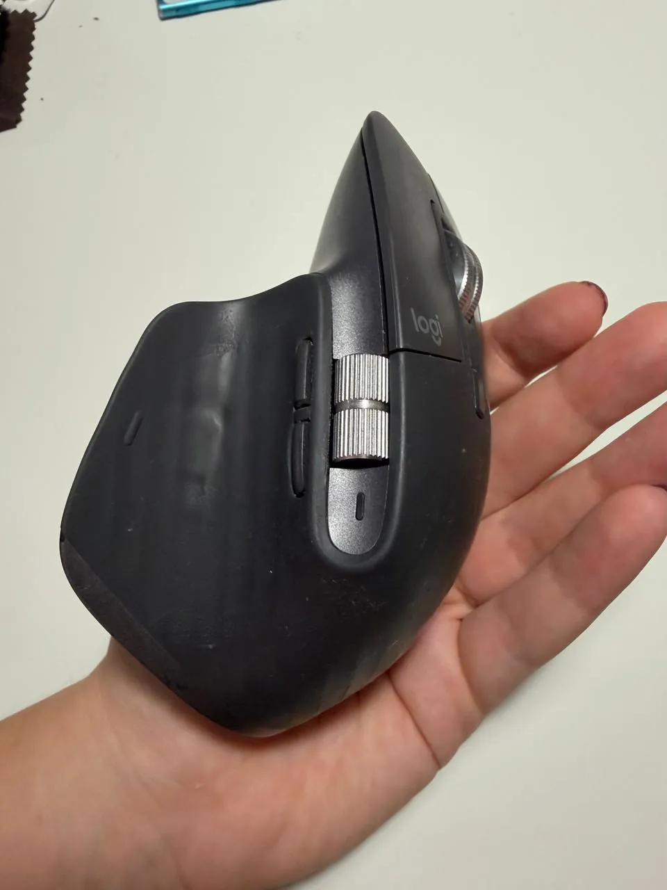 Книги и мышь Logitech MX Master 3S 3