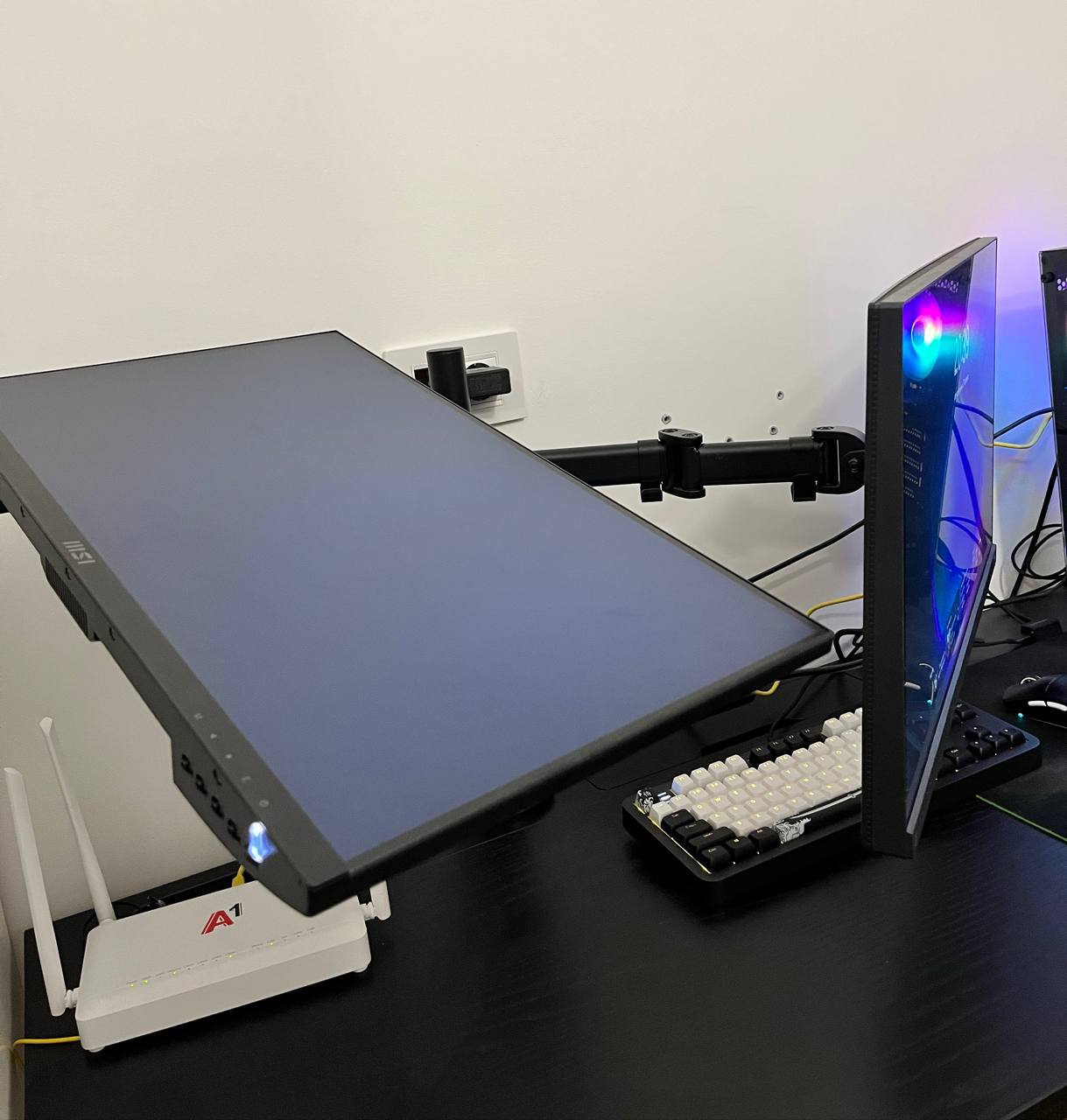 Мониторы BenQ MSI и кронштейн 3
