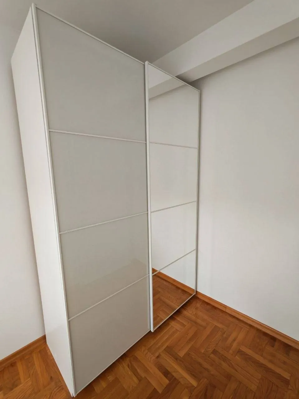 Шкаф-купе IKEA 150x66x236 см с зеркальной дверцей 1