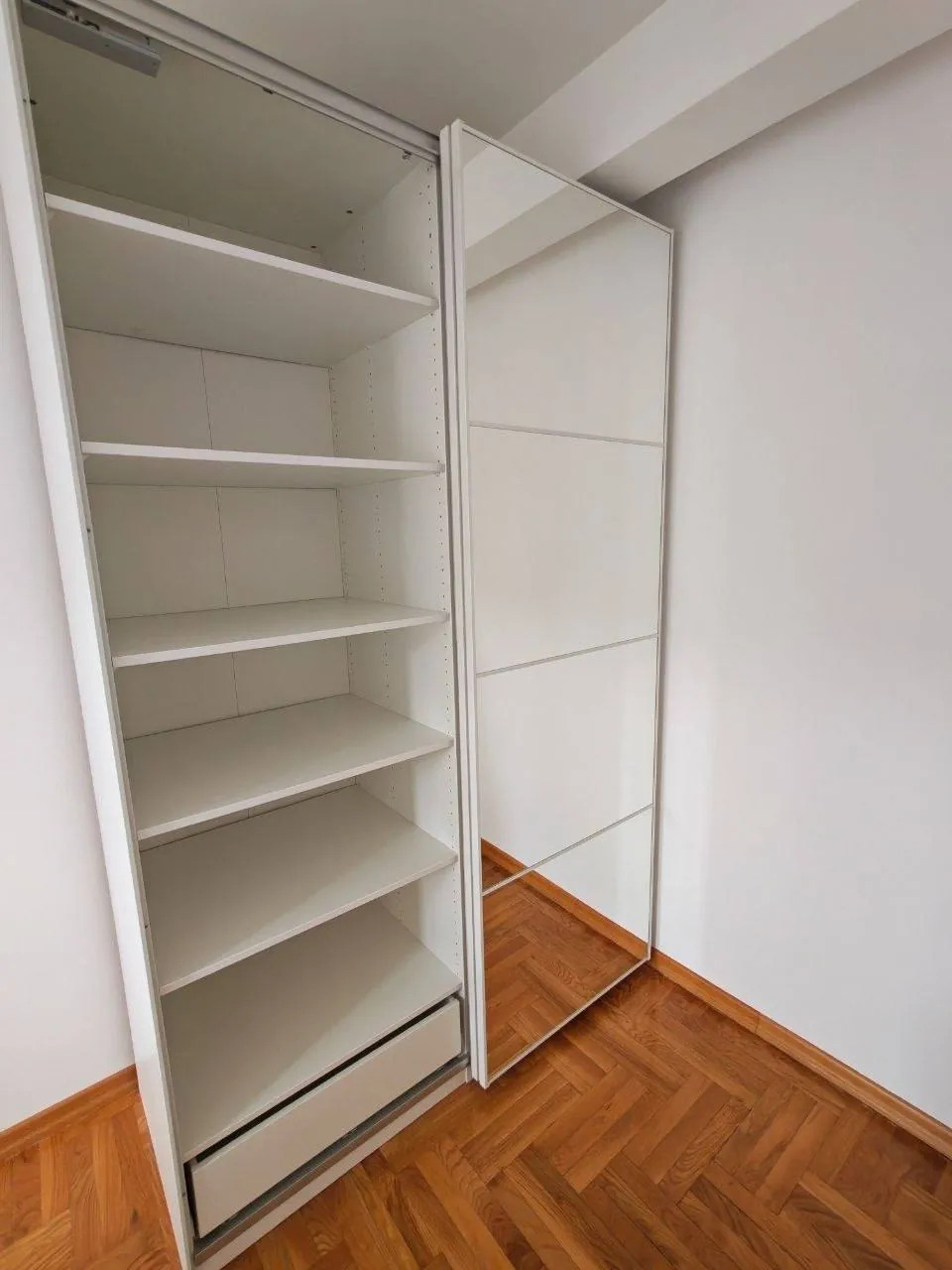 Шкаф-купе IKEA 150x66x236 см с зеркальной дверцей 2