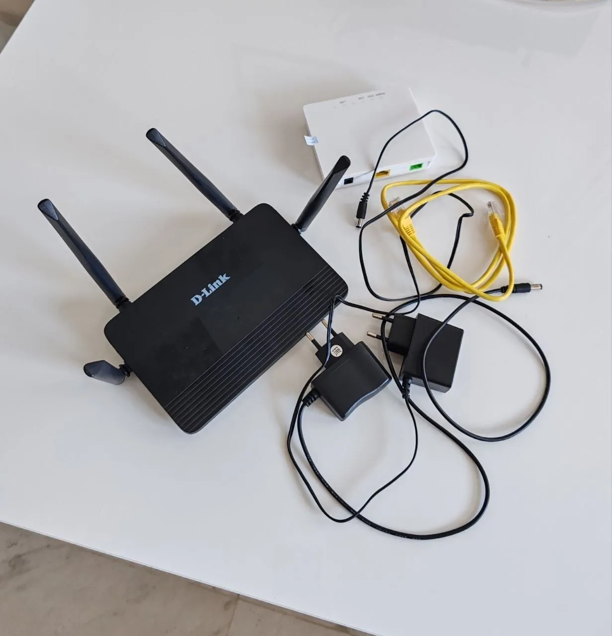 Wi-Fi роутер D-Link DIR-830M и GPON терминал Huawei Белград 1