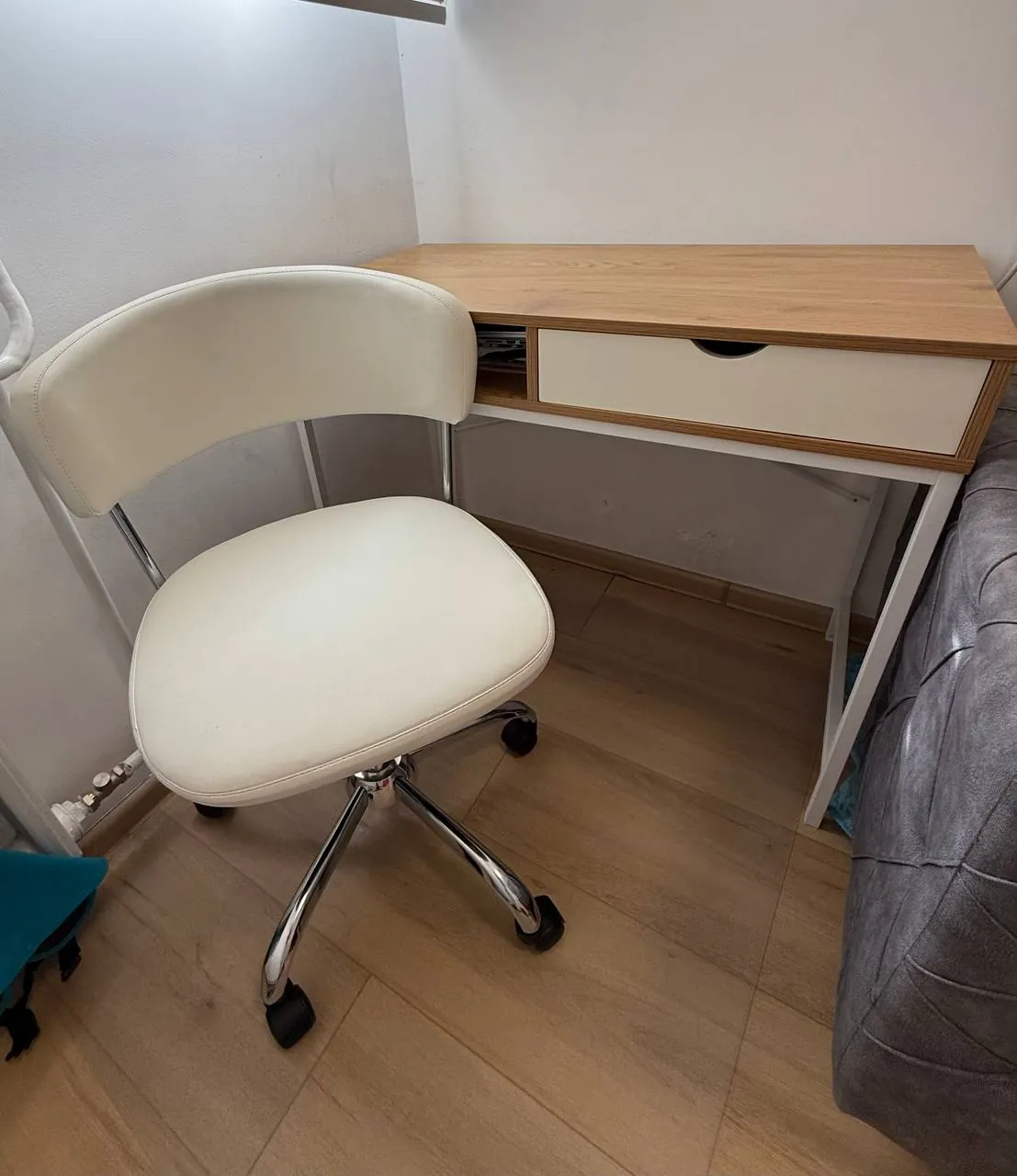 Стол и кресло JYSK рабочее место с напольным ковриком IKEA 3