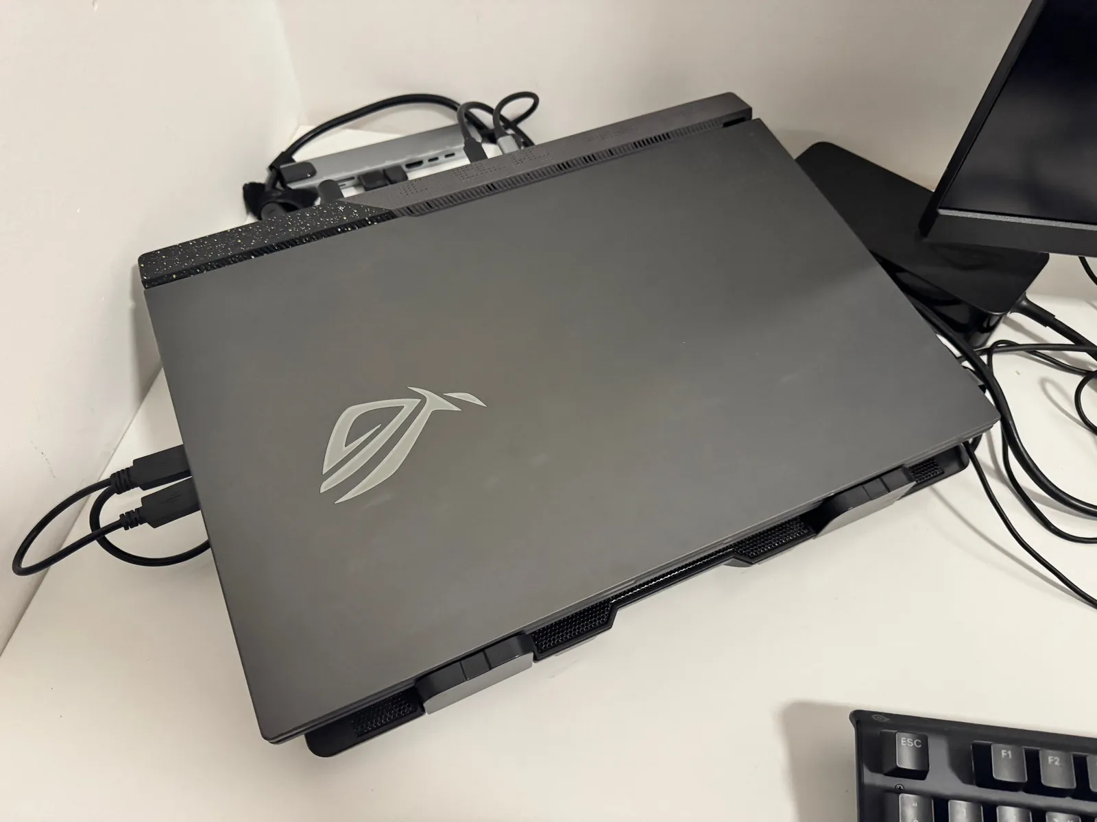 Ноутбук ASUS ROG 17 с монитором и периферией 3