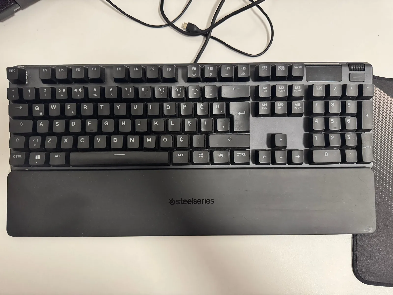 Ноутбук ASUS ROG 17 с монитором и периферией 5