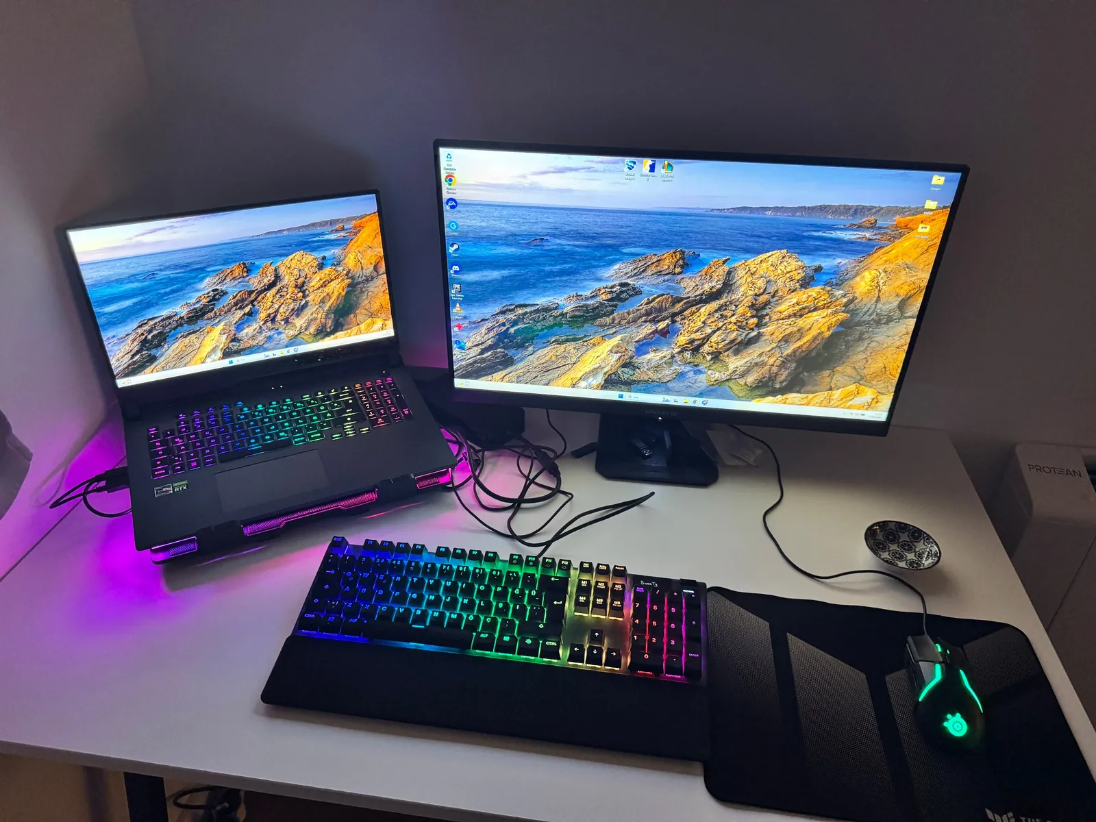 Ноутбук ASUS ROG 17 с монитором и периферией 1
