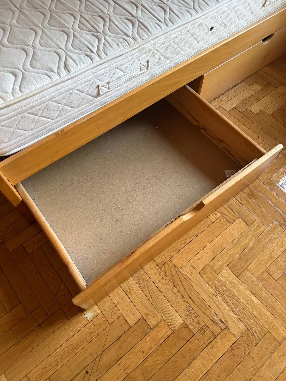 Кровать из массива 195×95 с матрасом и выдвижными ящиками 5