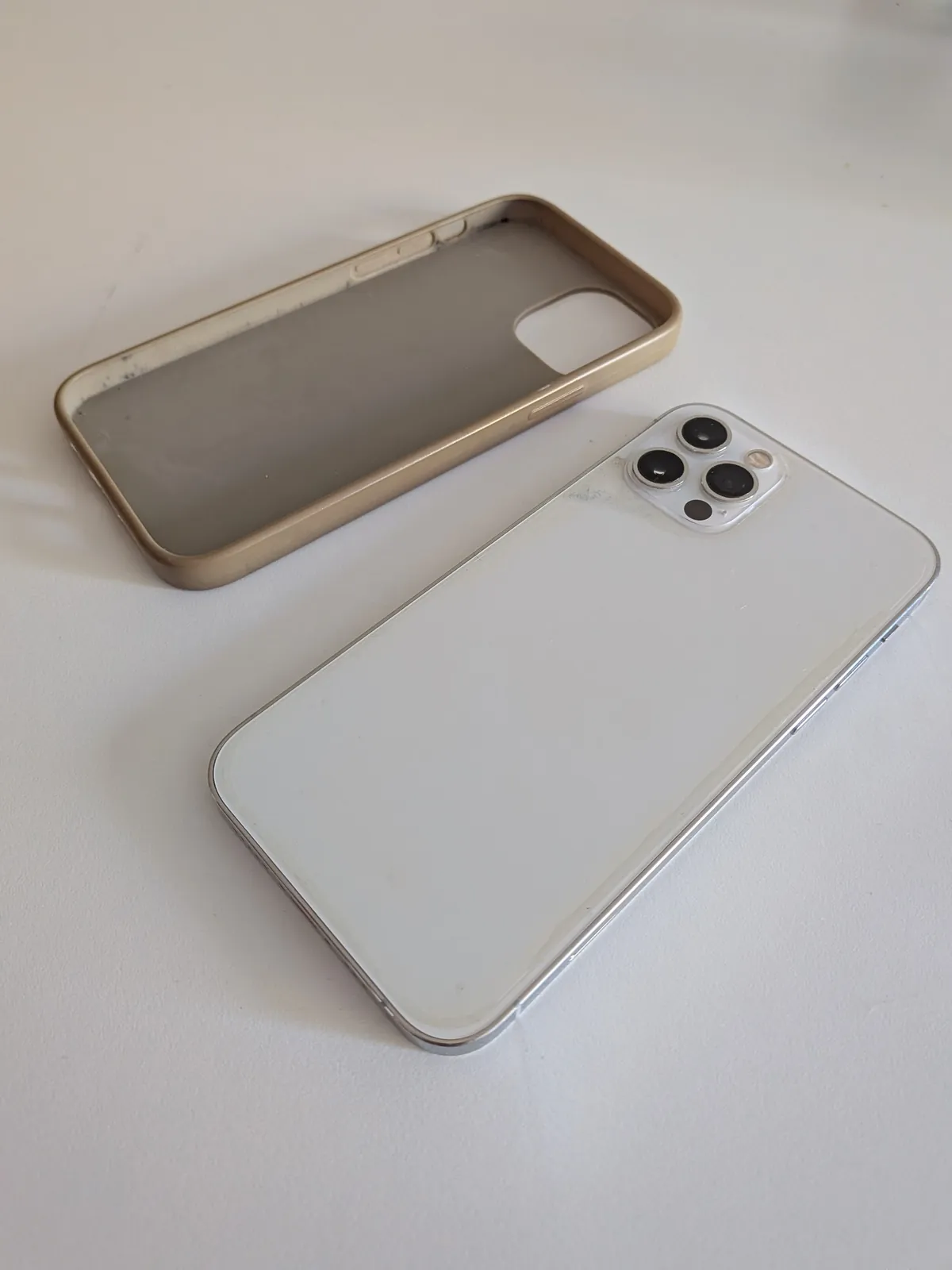 Смартфон Apple iPhone 12 Pro 128 ГБ белый 2