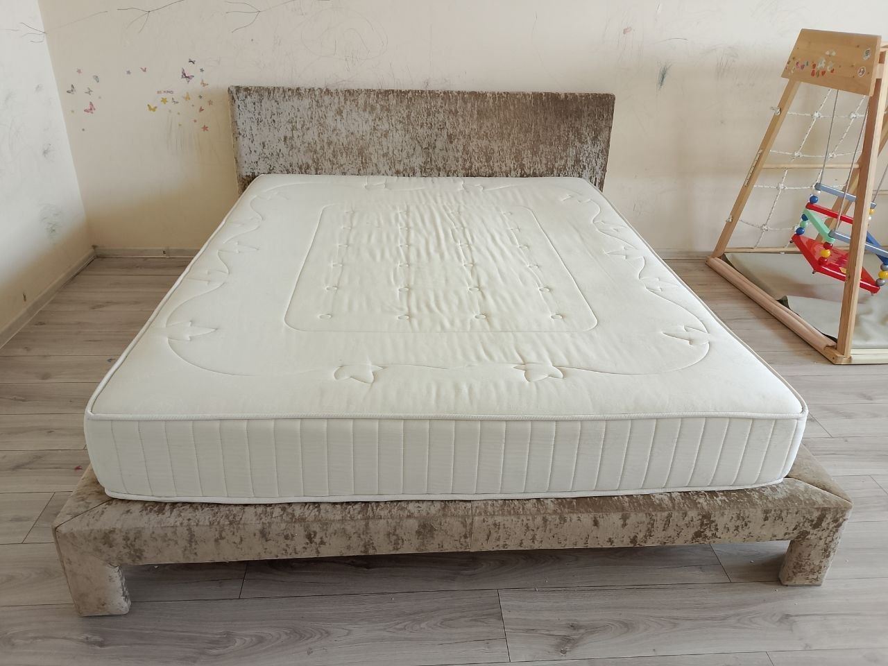 Кровать 180x220 с матрасом 1