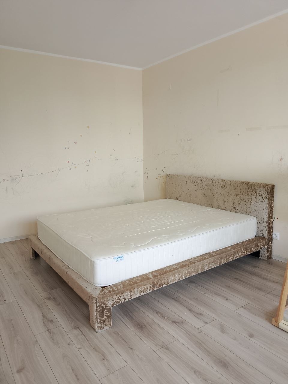 Кровать 180x220 с матрасом 2