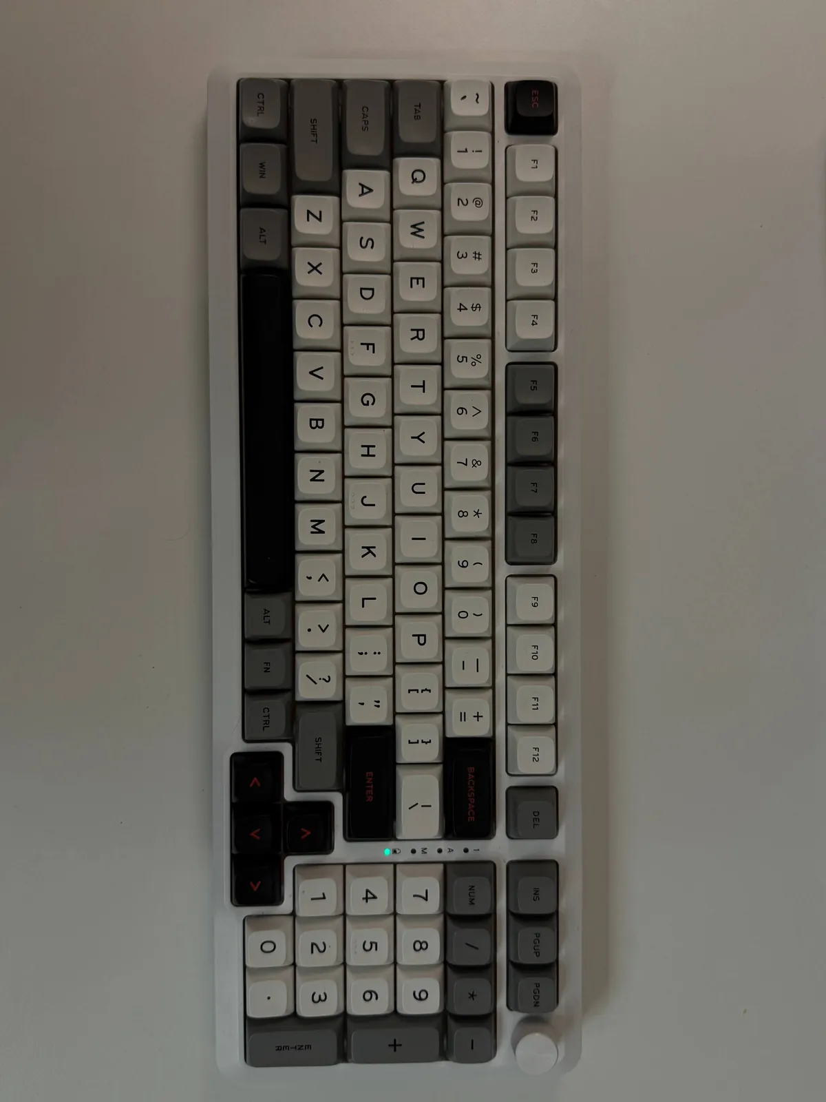 Клавиатура Redragon мышь Logitech микрофон Trust 4