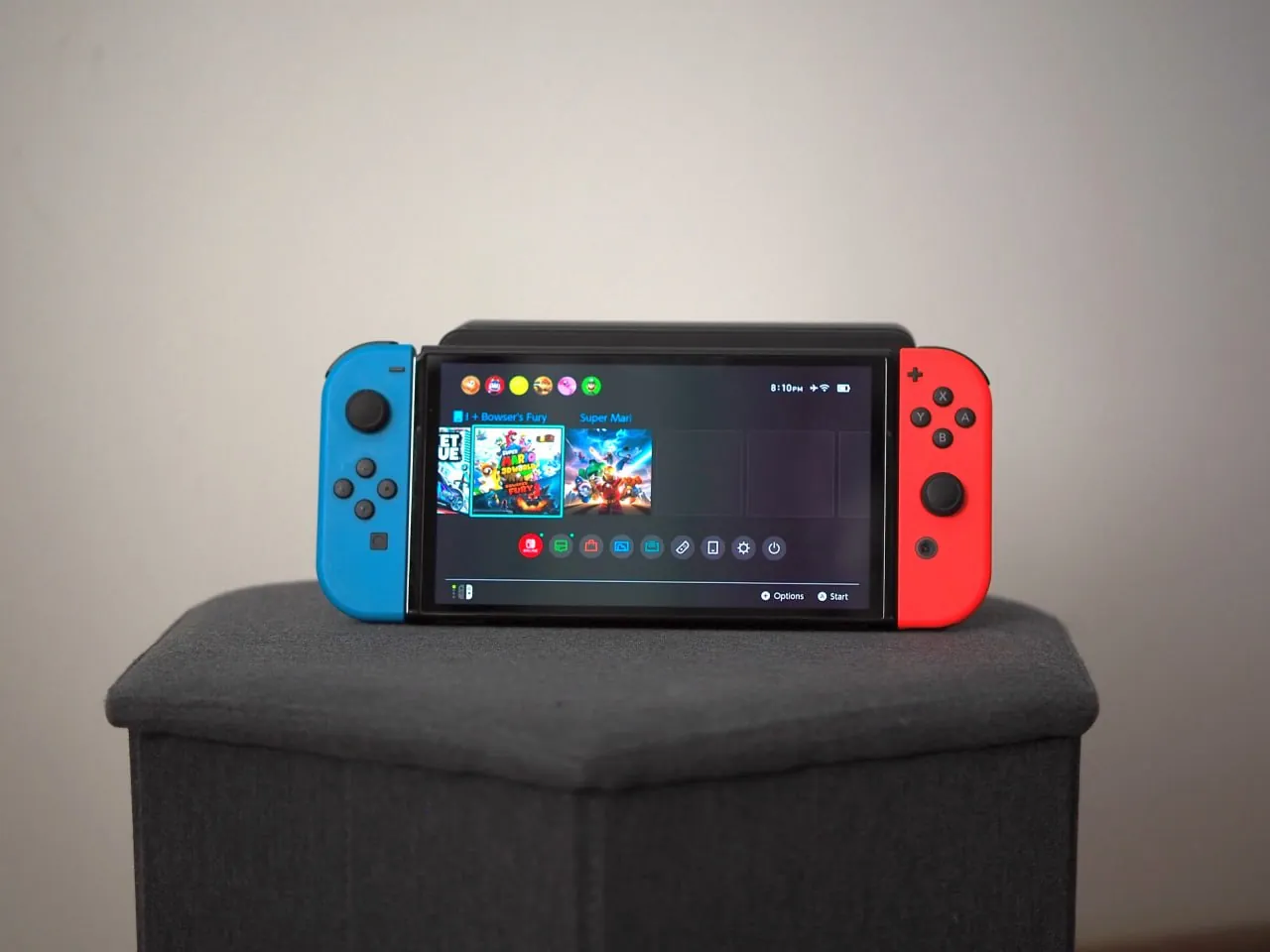 Nintendo Switch OLED с двумя парами Joy-Con и играми 2