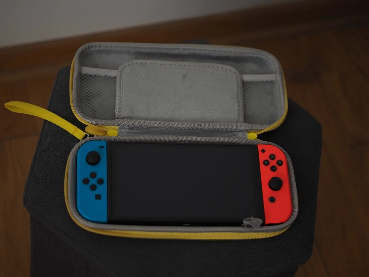 Nintendo Switch OLED с двумя парами Joy-Con и играми 7