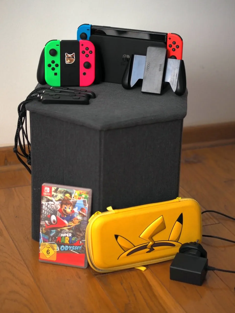 Nintendo Switch OLED с двумя парами Joy-Con и играми 1