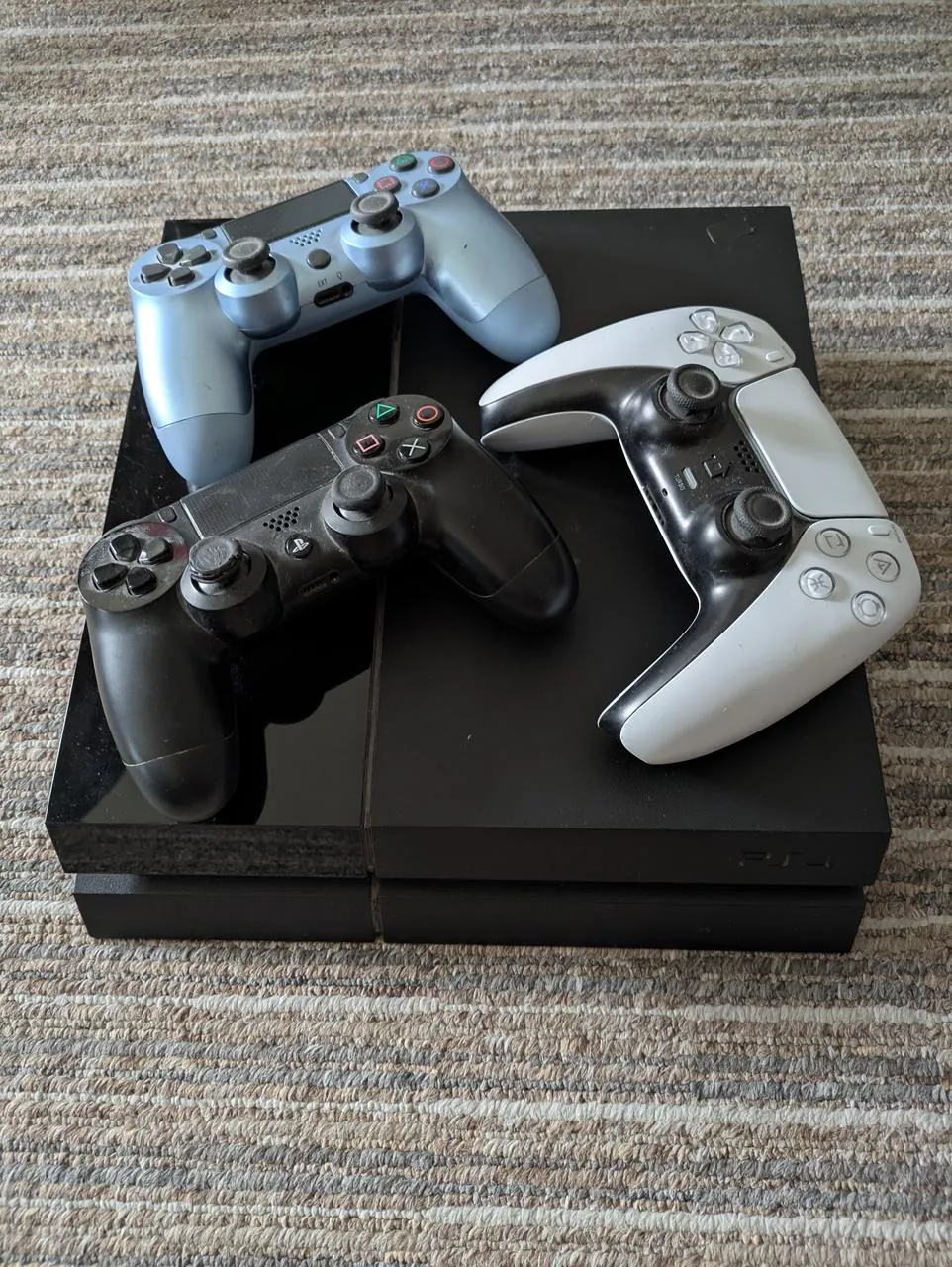 PlayStation 4 с тремя геймпадами дисковод не читает Белград 1