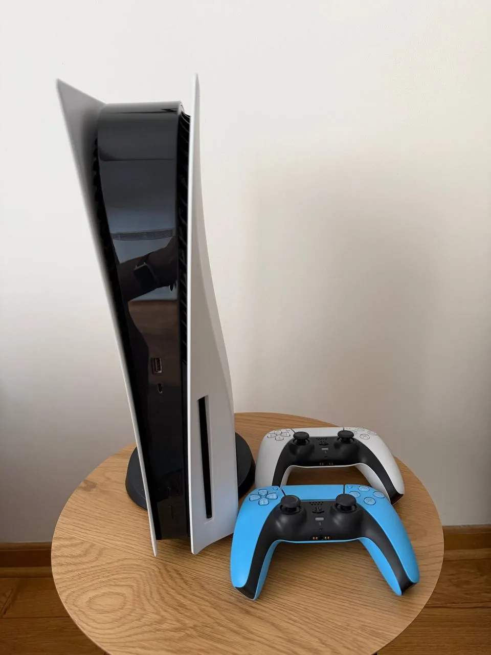 PlayStation 5 Disc Edition с двумя джойстиками 2