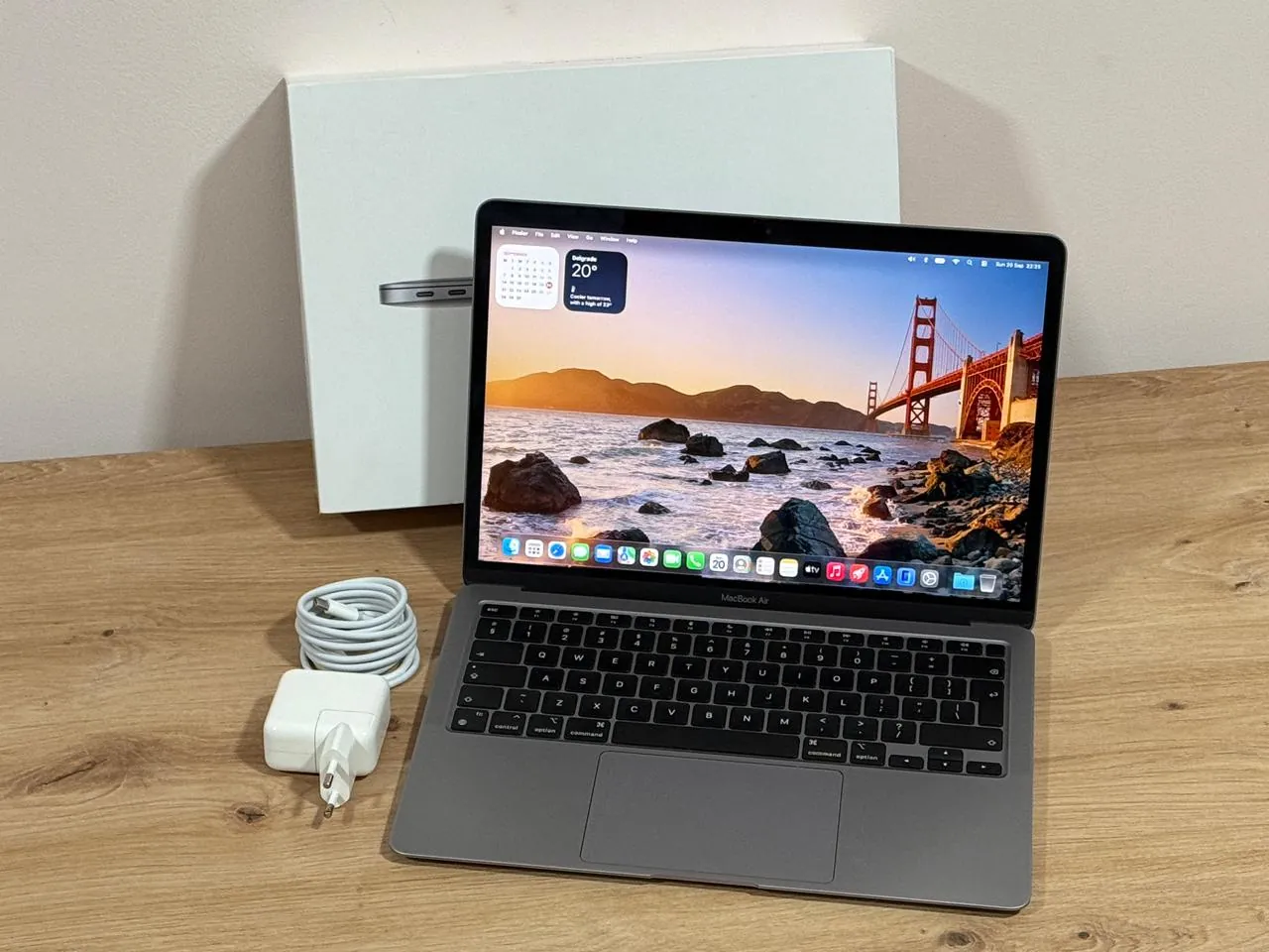 Apple MacBook Air M1 и iPhone 16 Pro 3