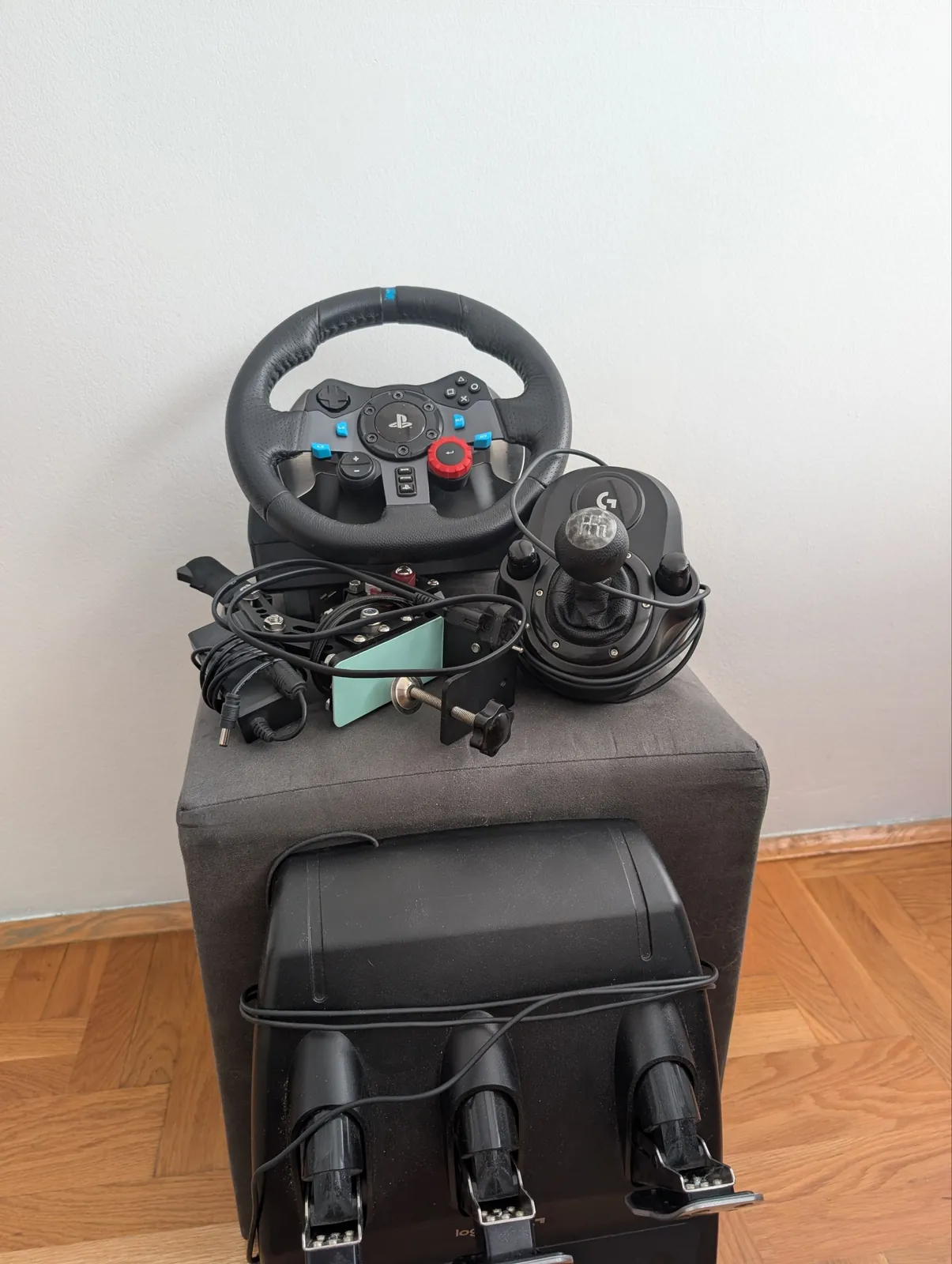 Logitech G29 с педалями и рычагом переключения 1