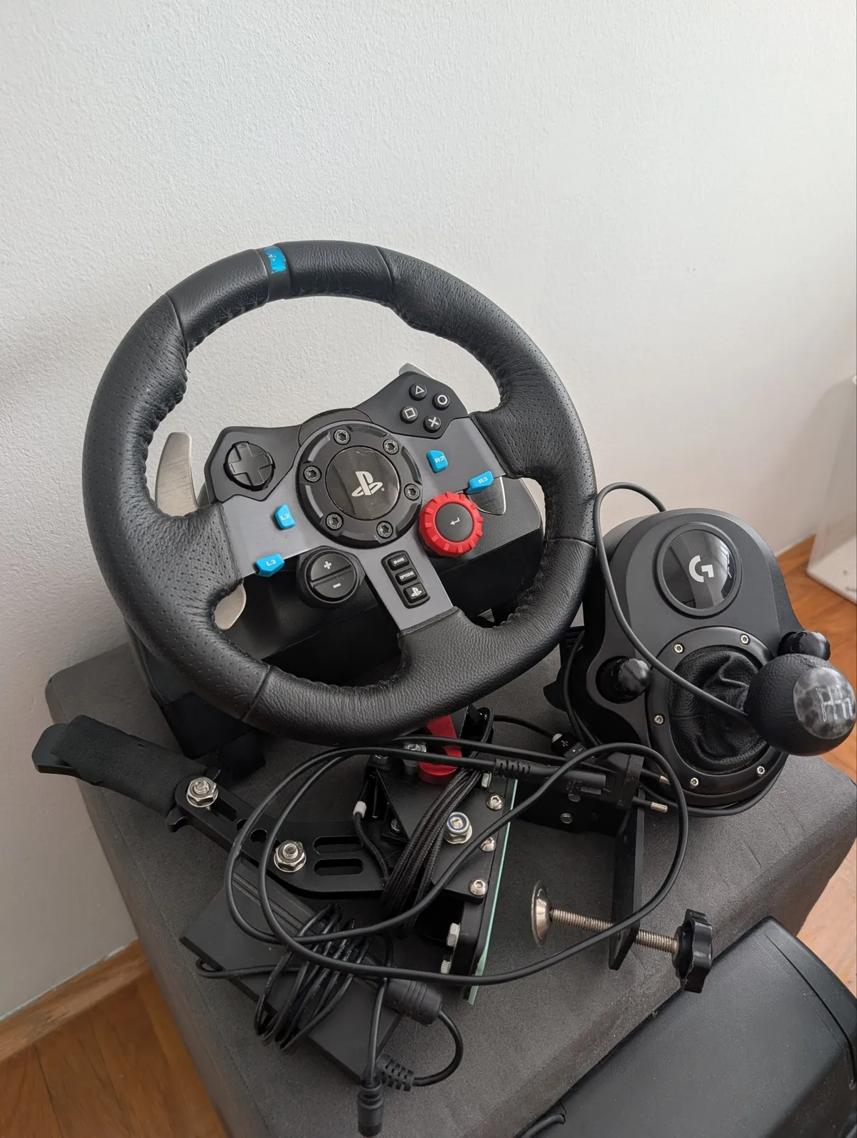 Logitech G29 с педалями и рычагом переключения 2